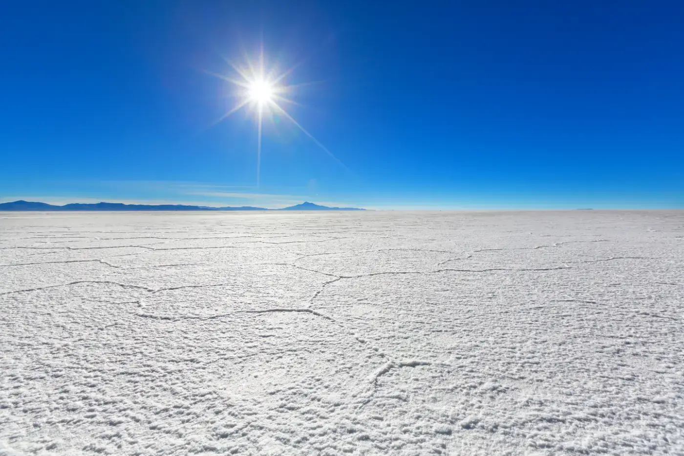 Salar de Uyuni, Bolivia: llanura de sal blanca bajo el sol del altiplano