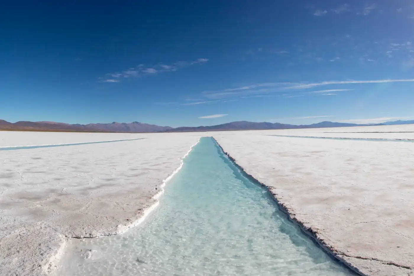 Piletón de agua turquesa en el salar de Salinas Grandes, Jujuy