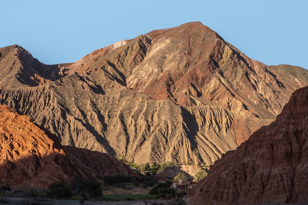 Purmamarca y el Cerro de los Siete Colores: Guía Completa — Paseo, Fotos y Mercado, Jujuy Argentina — foto de Mauro Mathys en Unsplash